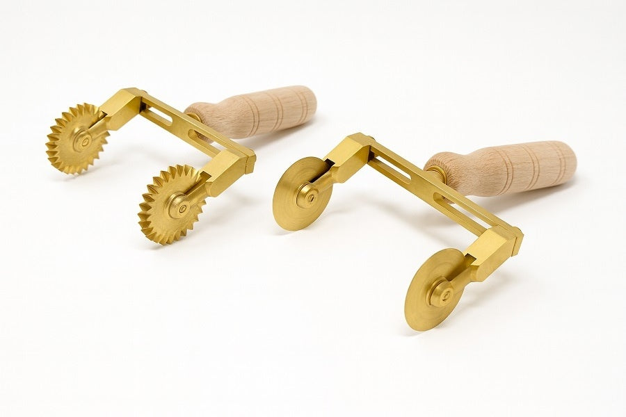 【パスタ製造ツール】LaGondola Set of 2 Double Adjustable Festooned /Smooth  Pasta Cutter Wheel - Aldo