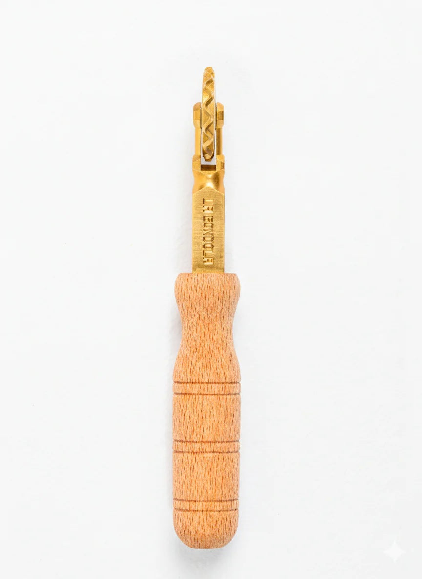 【パスタ製造ツール】LaGondola Professional Crimped Pasta Cutter Wheel, in Durable Brass and Natural Wood - TAN