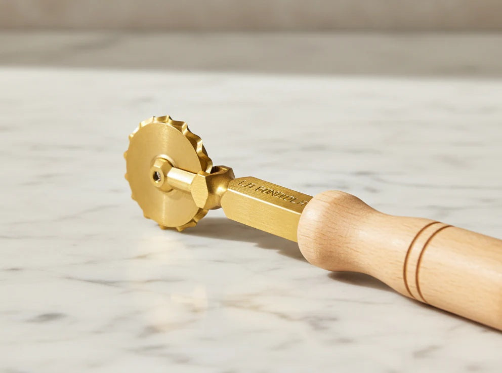 【パスタ製造ツール】LaGondola Professional Crimped Pasta Cutter Wheel, in Durable Brass and Natural Wood - TAN